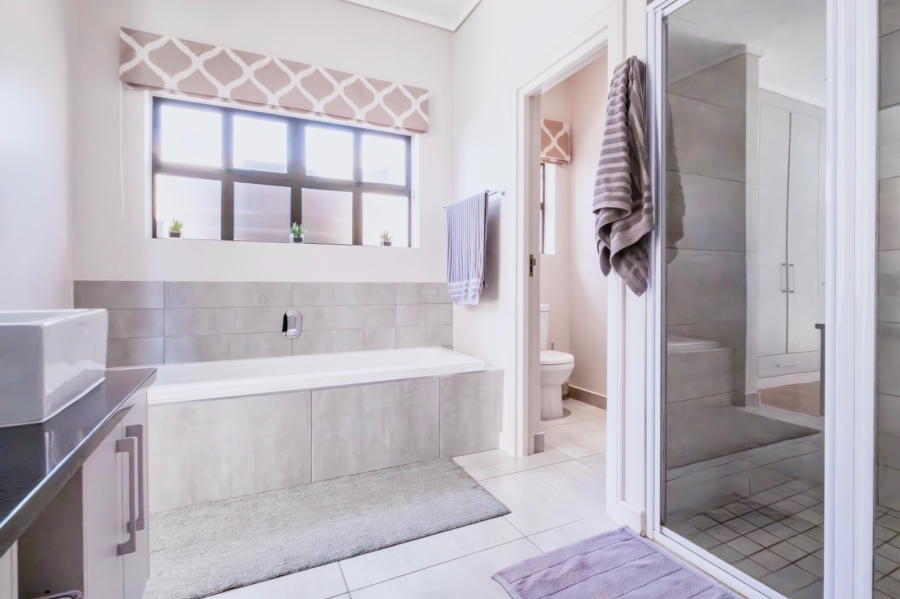 4 Bedroom Property for Sale in Earls Court Lifestyle Estate Western Cape